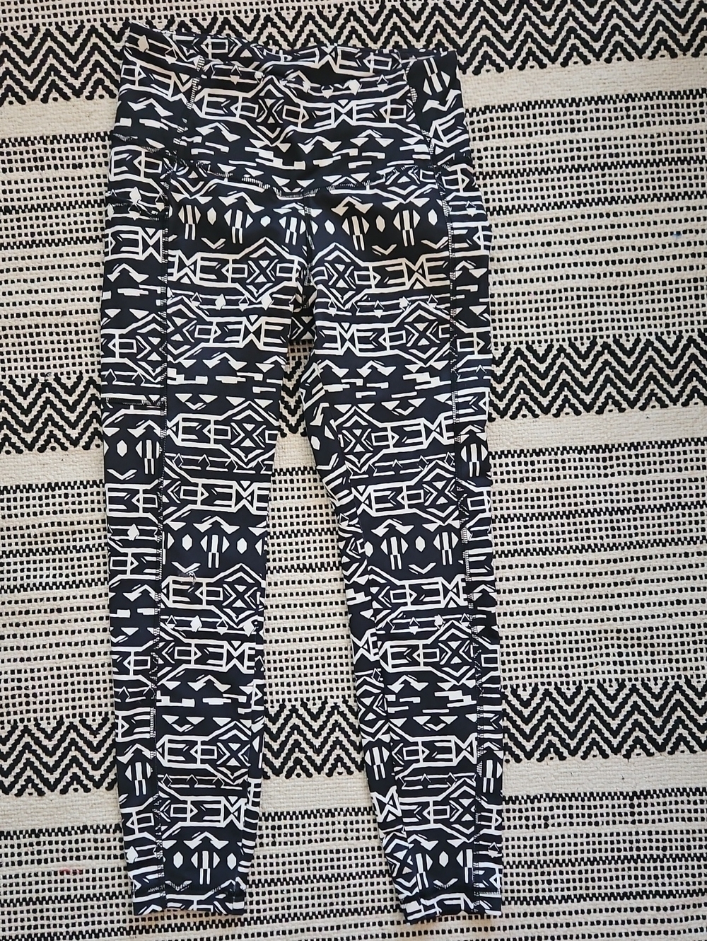 ColumbianBlack and White Geometric Leggings
